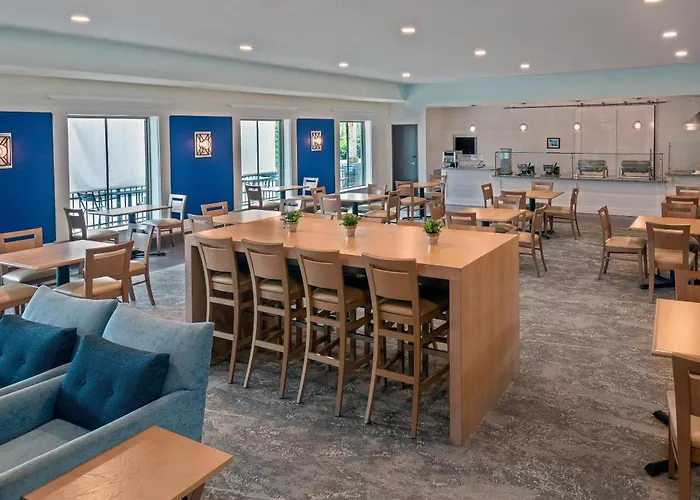 Coral Pointe Sarasota, An Ascend Collection Hotel